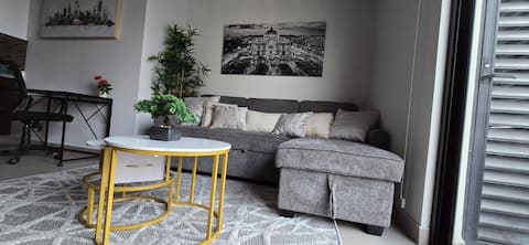 Popular Airbnb listing: King Size | Paseo Santa Lucia | Balcony + Parking in Nuevo León