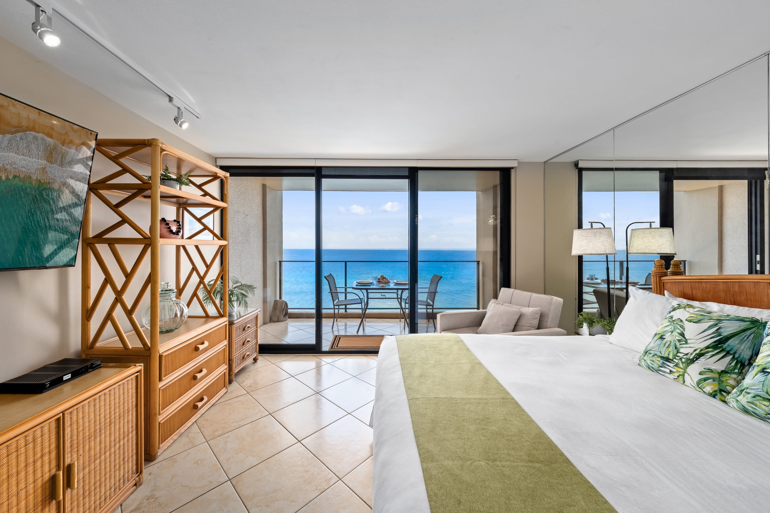 Condo in Lahaina · ★4.8 · 1 bedroom · 2 beds · 1 bath - Image 2