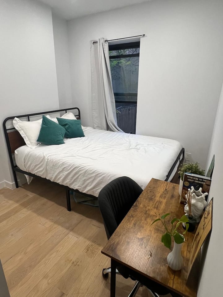 Sunny Room w Private Bath Near Train & wi-fi