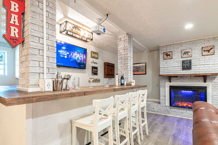 Stylish 3br: Full Bar, Movie Screen, & Game Lounge - Clinton, TN