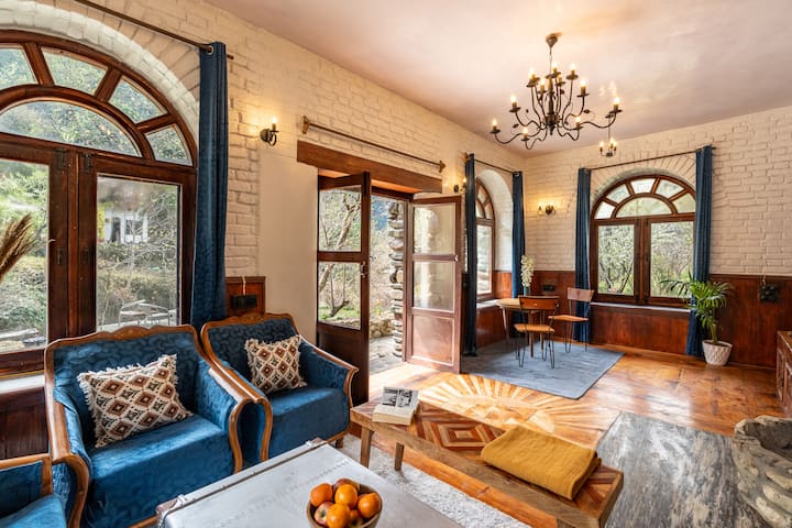 Glenbrook Castle - Unique Riverside Home 03br - Jibhi