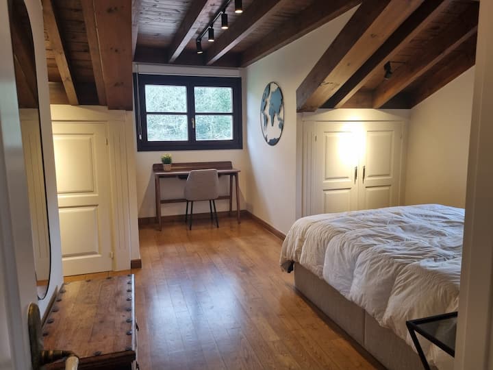 dormitorio con zona de trabajo