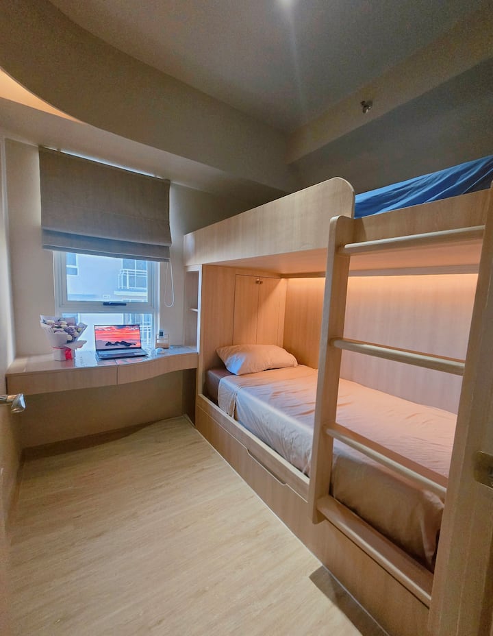 A dedicated workstation in Bunk Bedroom with Wi-fi that has high speed internet at 400 Mbps.
It has a window for natural lighting to enter the room.

Disclaimer: Laptop is for visual purposes only and is not included during guest stay.