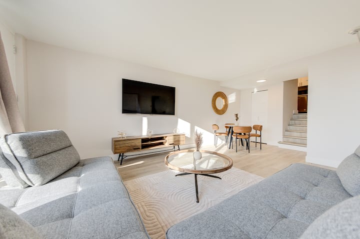 Bright Downtown 1br | King Bed | Skyline Views - Montreal