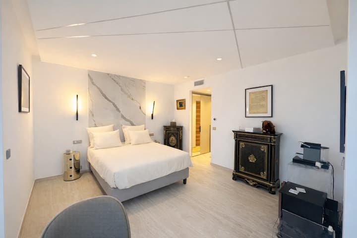 Suite Montecristo - Villa de 600 m² con vistas panorámicas. En tres niveles, con ascensor, 7 suites, piscina de 15 m, cine, baño turco, sauna, sala de juegos y gimnasio. A 3 minutos de las playas.