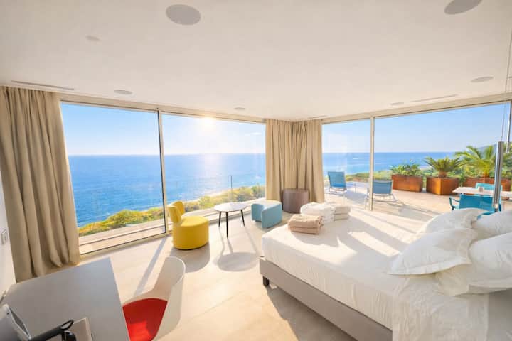 Master Suite Guardia - Villa de 600 m² con vistas panorámicas. En tres niveles, con ascensor, 7 suites, piscina de 15 m, cine, baño turco, sauna, sala de juegos y gimnasio. A 3 minutos de las playas.