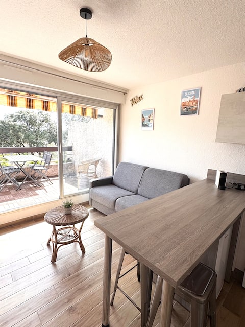 Top Airbnb: Studio with Sea View & Pool – Le Bali, La Ciotat in La Ciotat