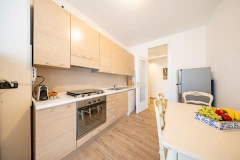 Airbnb con migliori performance: House with lake view in the center of Arona a Arona