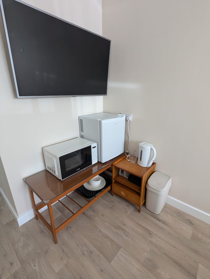 Cosy Self-contained Studio, King-size Bed& Ensuite - Leek