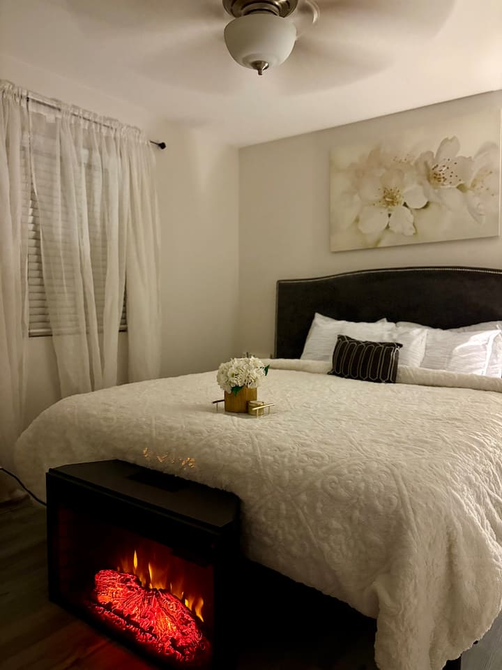 Elegant King Suite + Private Bath Women Only - Fontana, CA