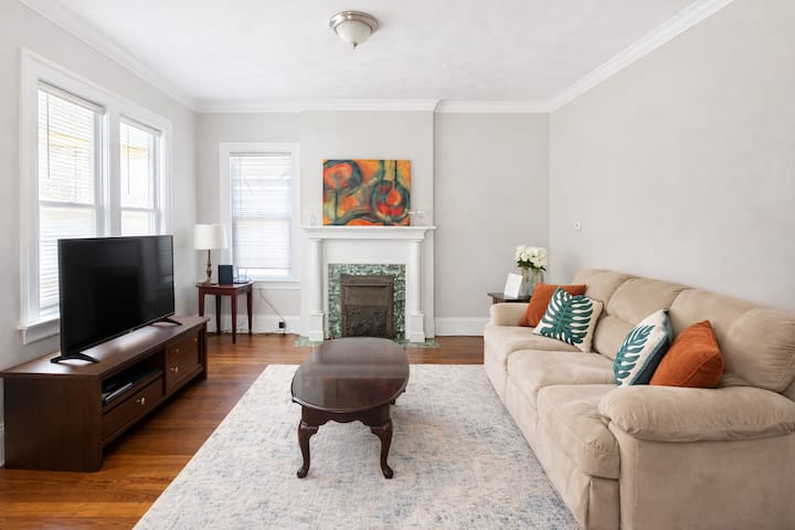 Family Retreat: Sleeps 16+ Near U Of R - Rochester, NY