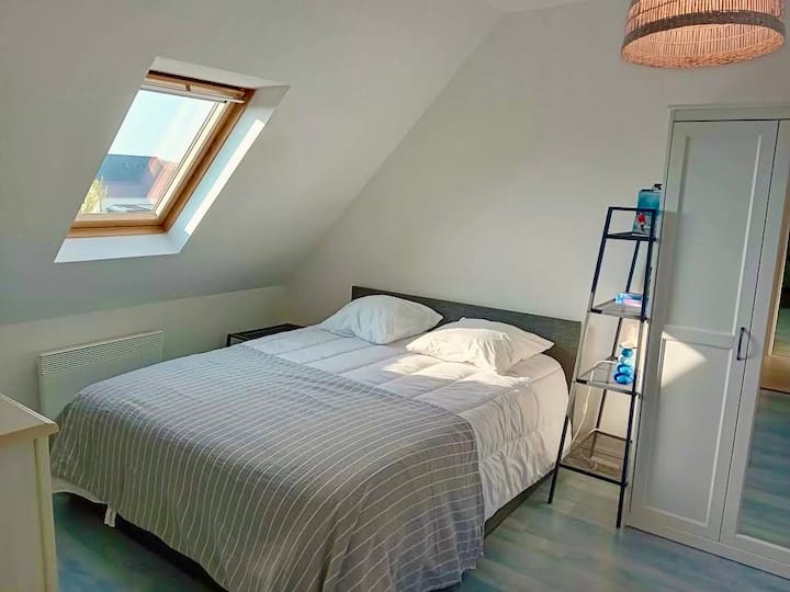 Habitación en el piso de arriba, espacio de trabajo, pantalla disponible.