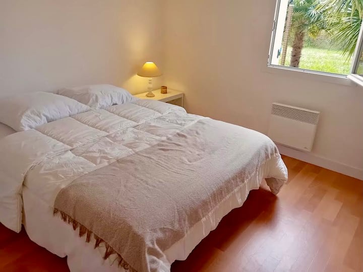 Habitación en la planta baja, con vistas al jardín, tranquila.