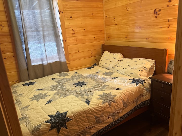 Petite chambre au sous-sol – très confortable en été ! 
