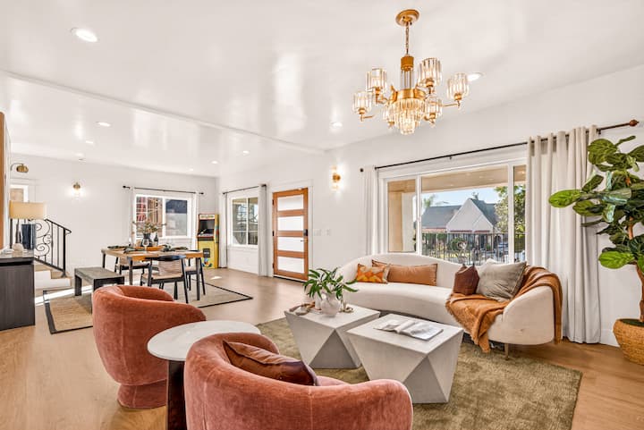 Lux Silverlake Gem: Sunset Blvd | Universal & More - Los Angeles, CA
