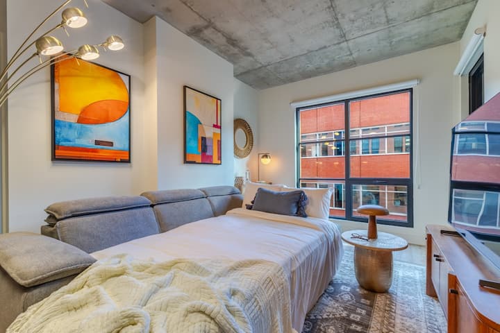 Urban Retreat 2br | Pool, Gym, & Parking - Montreal