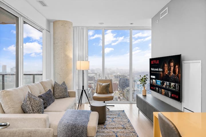 Downtown Retreat | 180° Panoramic Skyline Views - Toronto
