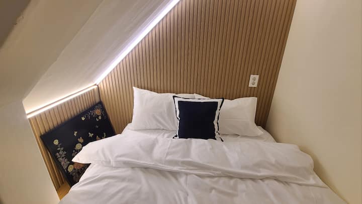 U trećoj sobi nalazi se bračni krevet (Queen). To je udobna soba jedinstvene strukture.