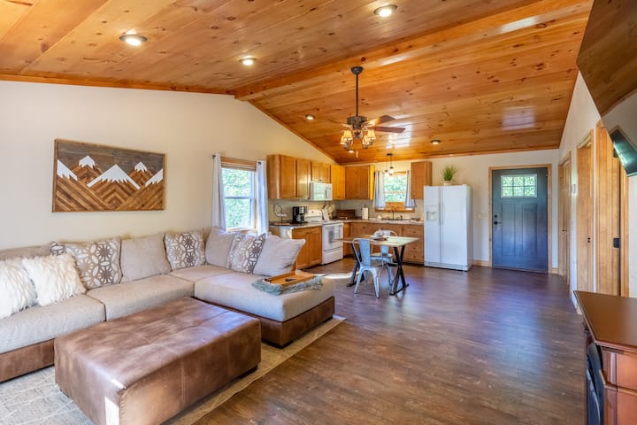 *Newly Owned* Cozy Cabin With Mountain Views - Robbinsville, NC