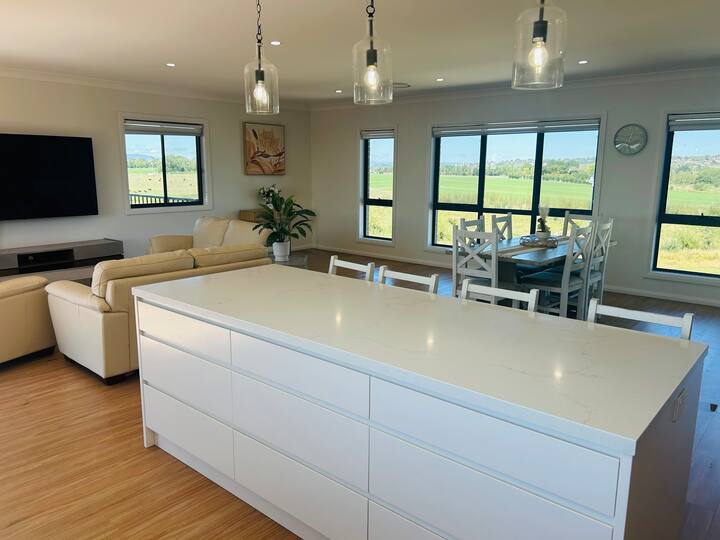 Luxury Hillside Home With Views - Bathurst