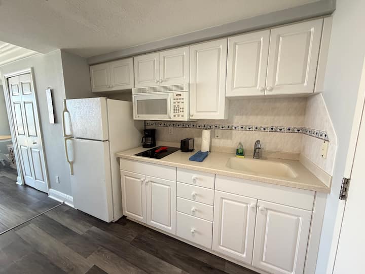 Beach Access Studio + Kitchen - Amazing Location - Daytona Beach, FL
