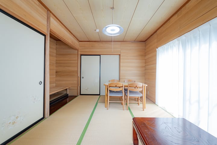【2F和室:チェックイン時間連絡必須】カギ付き完全個室・エアコン・wifi:部屋番号w2 - Hamamatsu