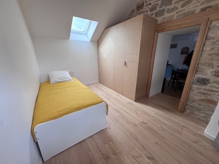 Príďomá spálňa pre 1 – 2 osoby, do ktorej sa vstupuje cez jedáleň. 