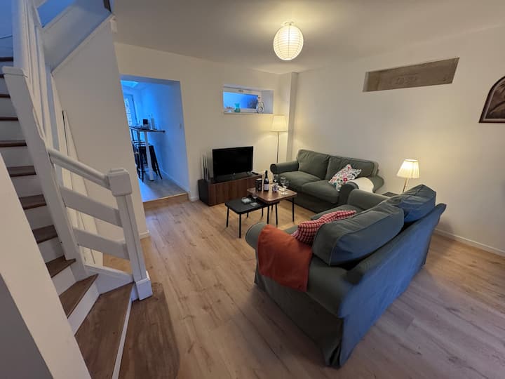 Obývacia izba otvorená do jedálne a kuchyne, 25 m², 2 pohovky, káblová televízia.