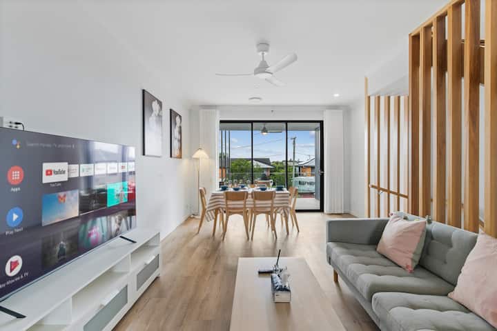 5-min Walk To Gardencity | Premium 4br Home W/ Ac - Brisbane