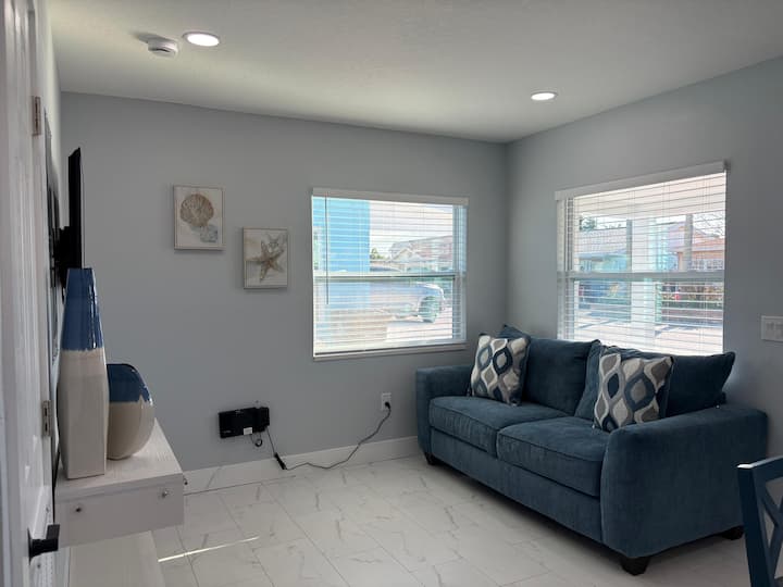 Blue Tide Retreat | Walk To Beach | Long Term Stay - Madeira Beach, FL