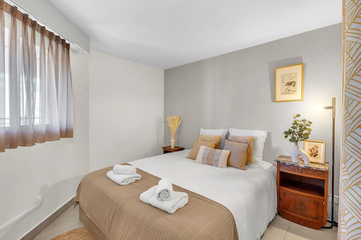 Cama Queen size
160 x 200
Decoración depurada 
Pequeño nido agradable