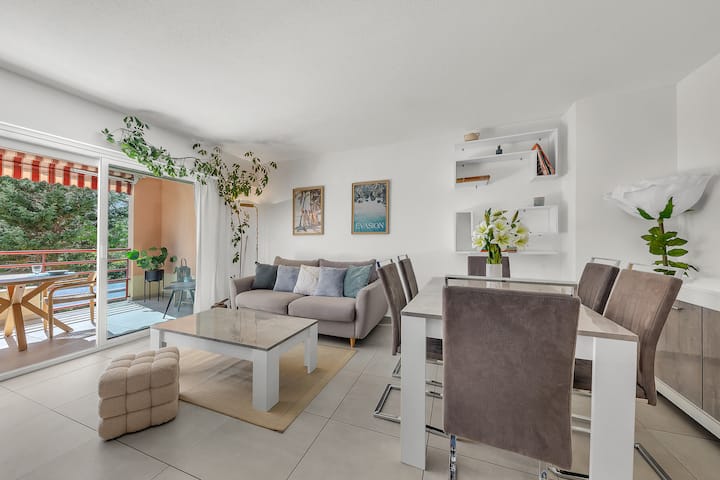 Ambiente agradable y refinado en este salón de tonos azulados, complementado por una terraza que ofrece una vista verde del parque de Vaugrenier. 