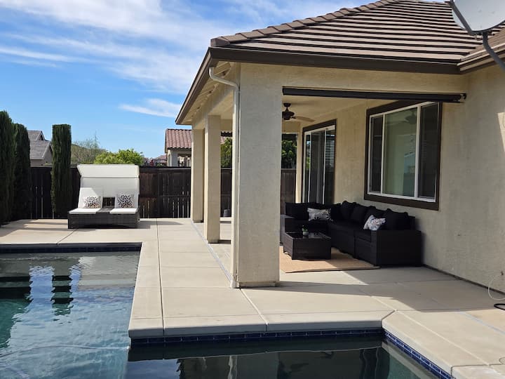 Beautiful 3 Bedroom With A Pool And Office - Roseville, CA