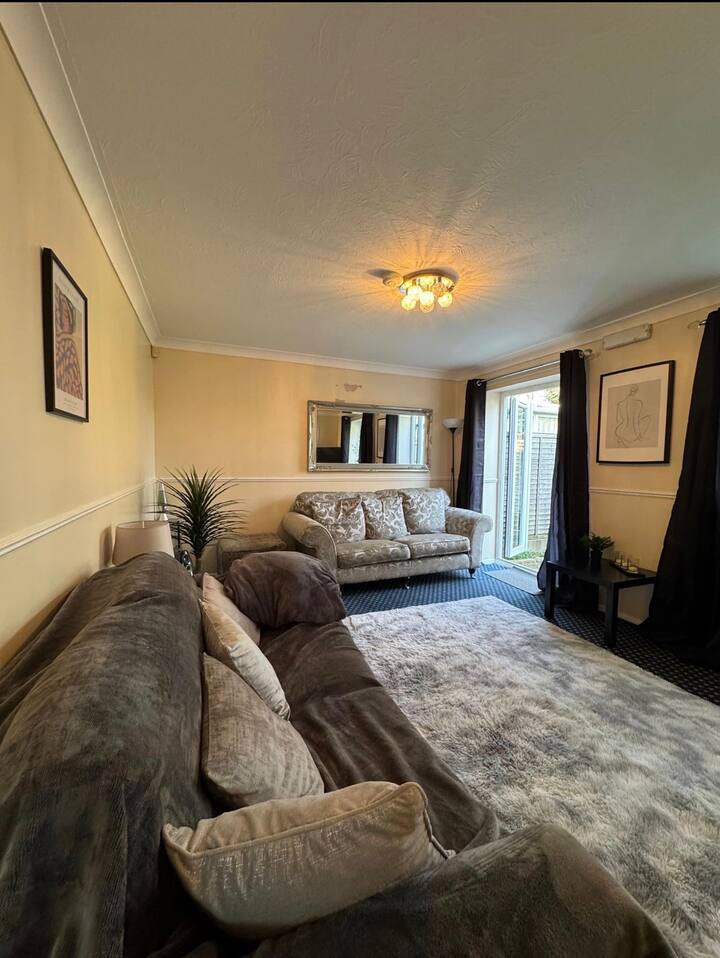 Cosy House In Bradley Stoke, Bristol - Sleeps 9 - Chepstow