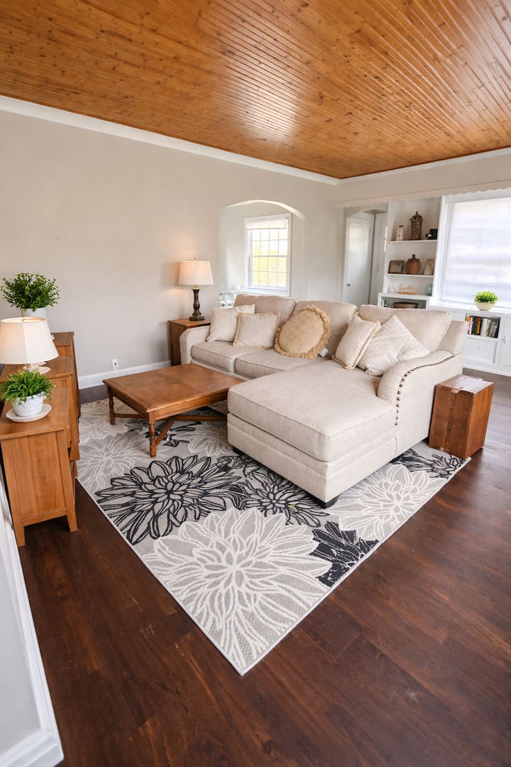 The Bronco Bunkhouse - 2 Bed Close To Campus - Kalamazoo, MI