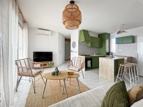 Successful Airbnb property: Cozy seaside apartment Beach access & AC & parking in Martigues