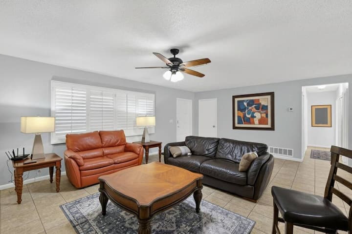 Waterfront Stay W/ Lanai & Wildlife | 2br | Quiet - Lehigh Acres, FL