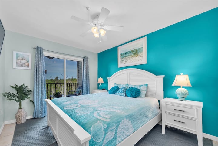 Anna Maria Island! Walk To The Beach! - Holmes Beach, FL