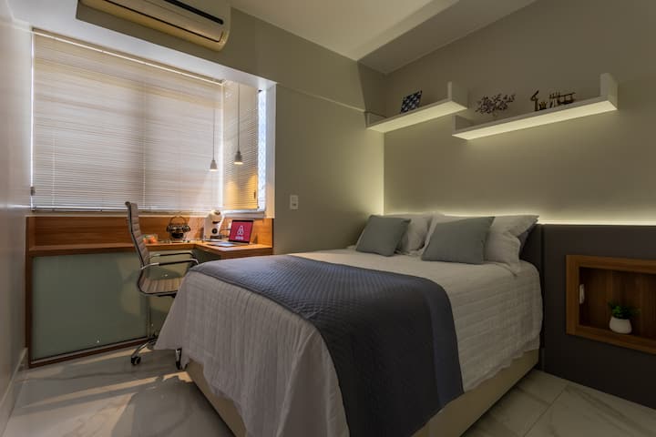 Cama doble con 4 almohadas, aire acondicionado y sábanas. 
* Cuaderno ilustrativo *
