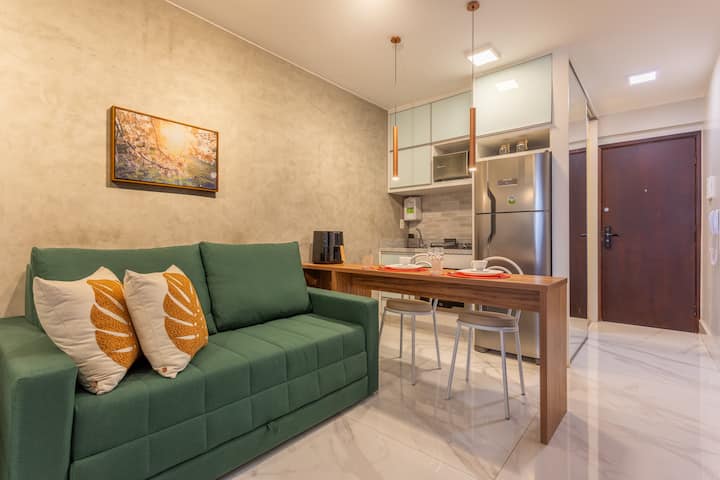 Sala de estar súper acogedora con sofá, mesa y sillas.