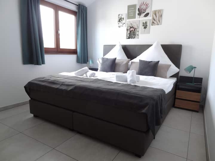 Cama tamaño king de alta calidad para una comodidad superior.