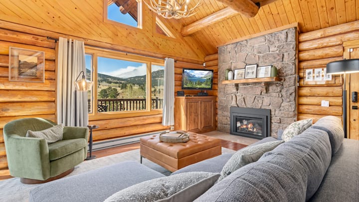 King Beds, Hot Tub & Incredible Mountain Views - Estes Park, CO