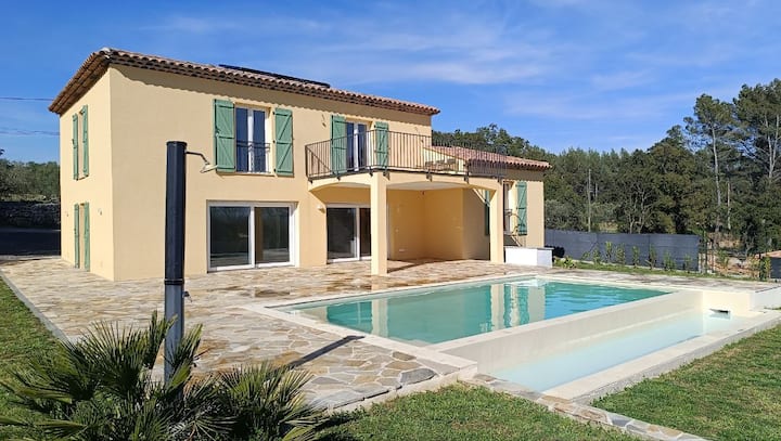 Ruhige Lage: 208m2 Villa, Großer Pool Und Garten - Var