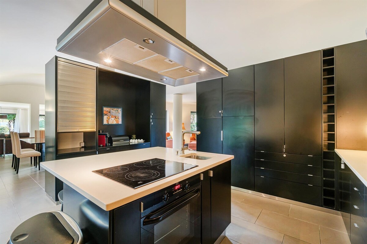 Luxurious oceanfront villa – 5-minute walk to the beach 3