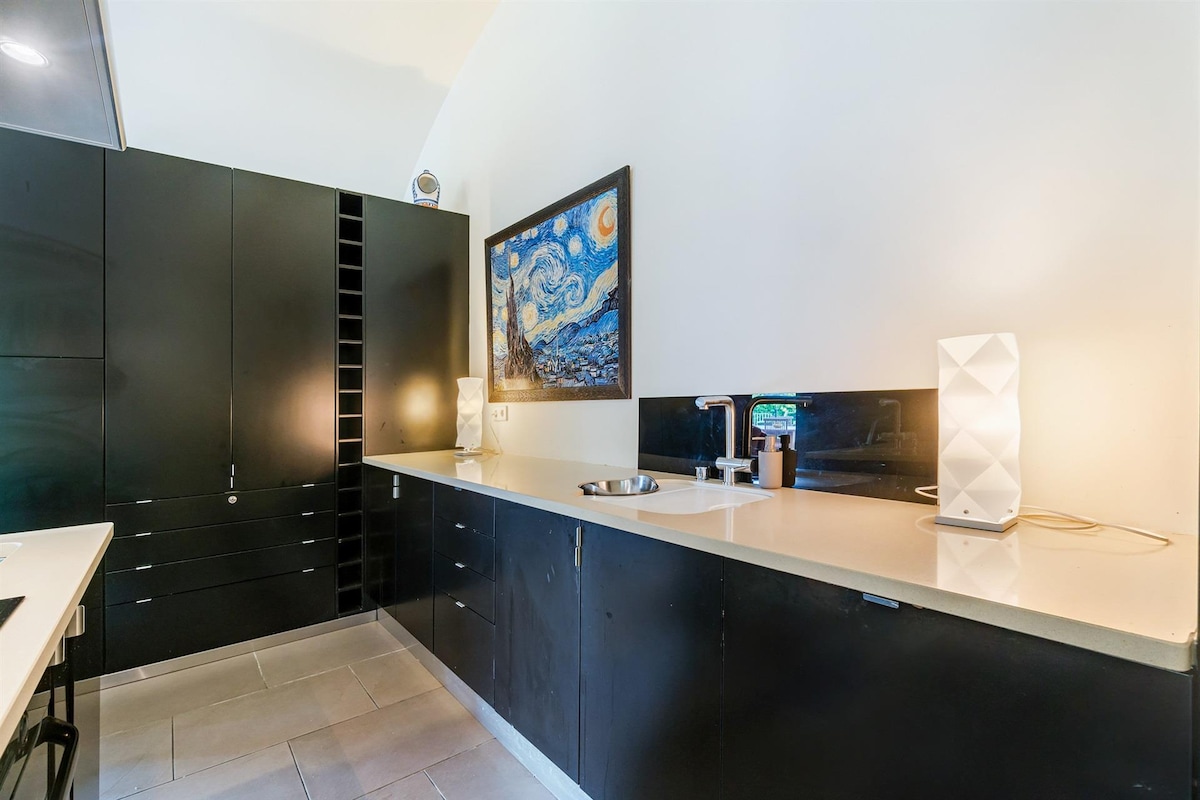 Luxurious oceanfront villa – 5-minute walk to the beach 4