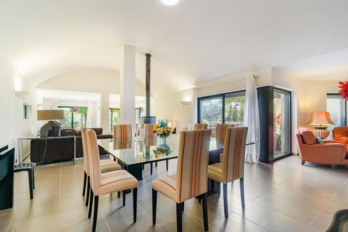 Luxurious oceanfront villa – 5-minute walk to the beach 5