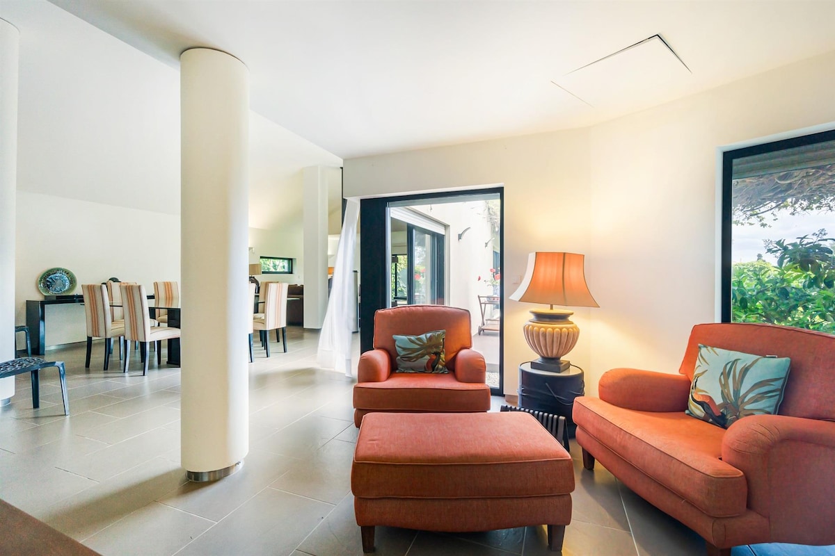 Luxurious oceanfront villa – 5-minute walk to the beach 2