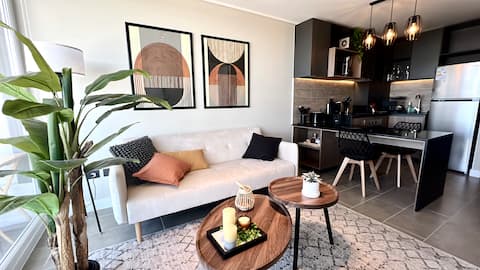Top performing Airbnb: Icon Design, views, full amenities. Parking. Wi-Fi. in Biobio Region