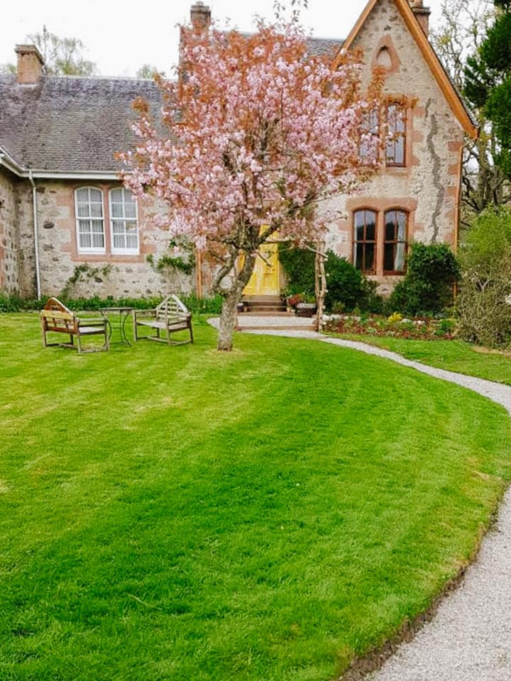 Artist’s Home In The Highlands, Inverness, Beauly - Beauly