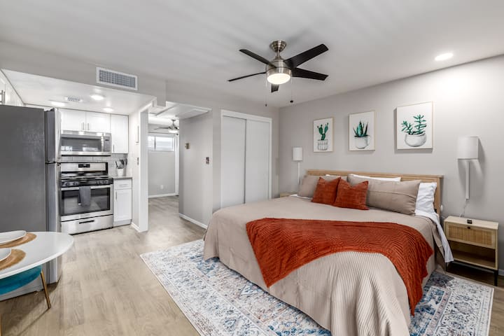 Boutique Arcadia Apt | King Bed | Workspace - Phoenix, AZ